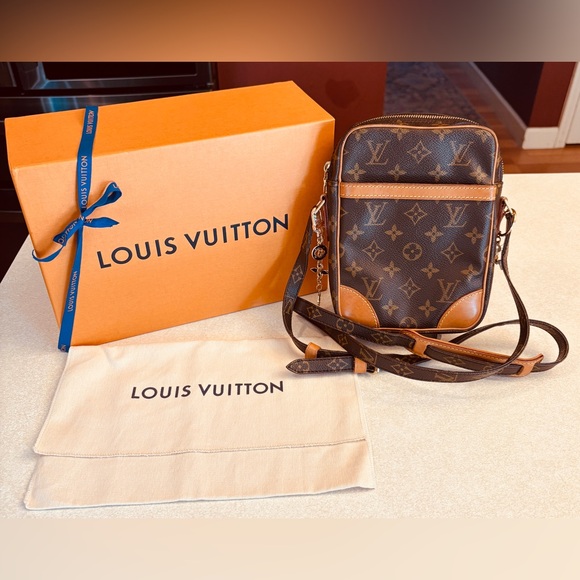 LOUIS VUITTON Danube Crossbody w/Box, Dust Bag, 1 Ribbon, 2 Bag Charms & COA.EUC - Picture 1 of 16